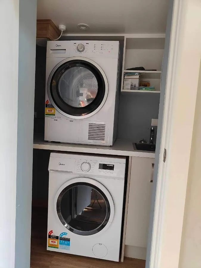Fully Renovated Hillside Apartment Close To City Christchurch