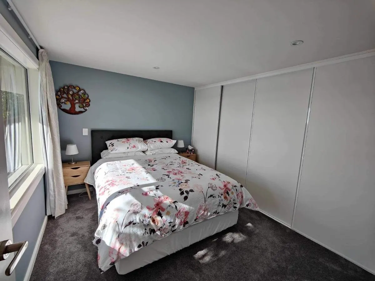 Fully Renovated Hillside Apartment Close To City Christchurch