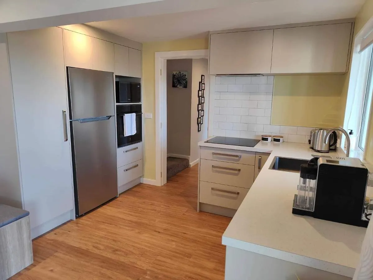 Fully Renovated Hillside Apartment Close To City Christchurch