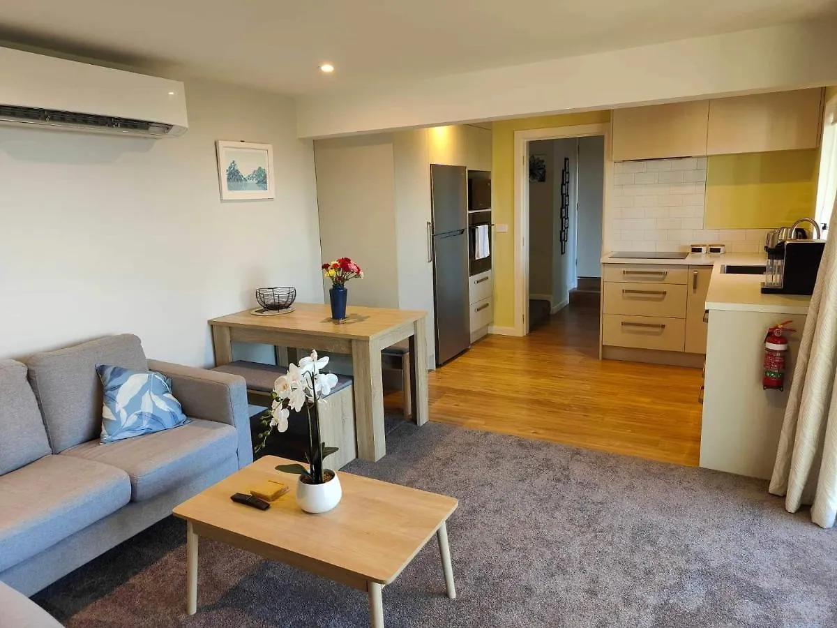 Fully Renovated Hillside Apartment Close To City Christchurch