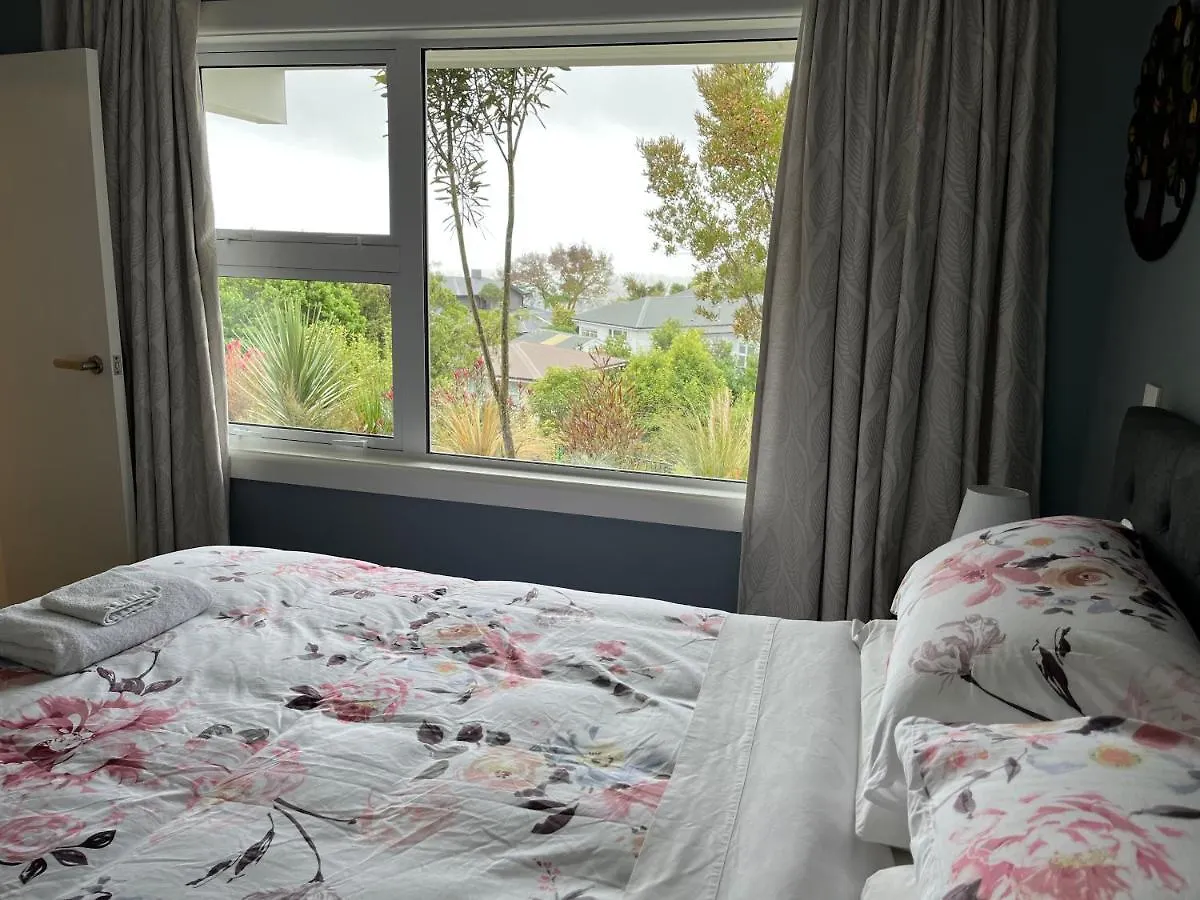 Fully Renovated Hillside Apartment Close To City Christchurch
