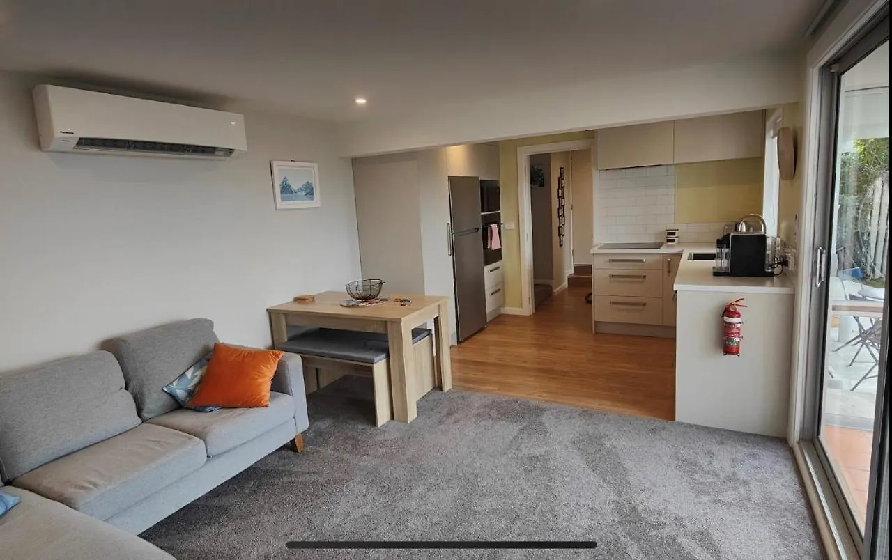 Fully Renovated Hillside Apartment Close To City contacts