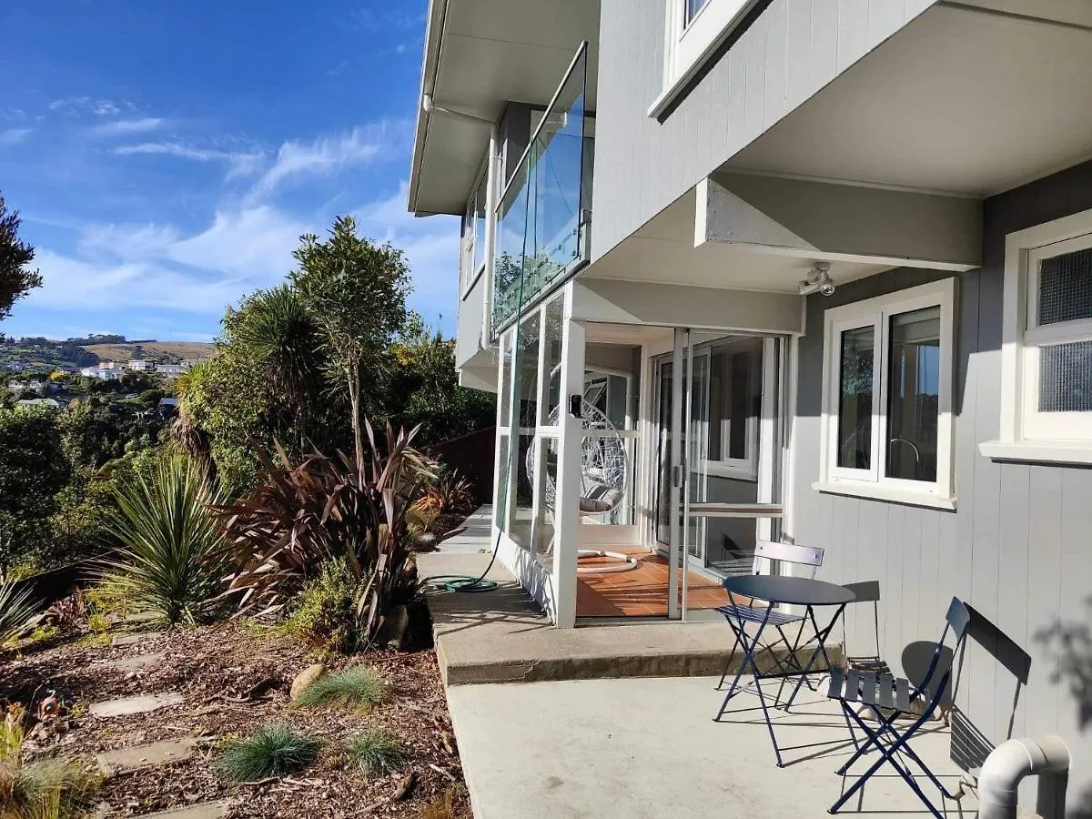 Fully Renovated Hillside Apartment Close To City Christchurch